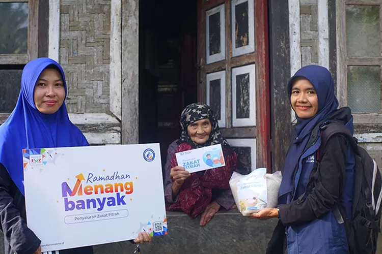 Penyaluran dana Zakat, Infaq dan Sedekah (ZIS) oleh YBM BRILiaN.  (Dok BRI)