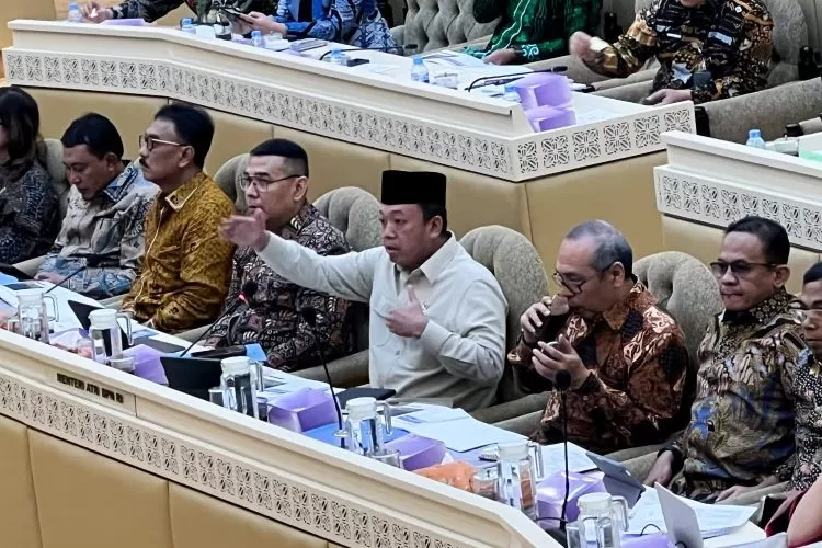 Menteri Agraria dan Tata Ruang/Kepala Badan Pertanahan Nasional (ATR/BPN) Nusron Wahid (ketiga kanan) dalam rapat bersama Komisi II DPR RI di Jakarta, Kamis (30/1/2025).  (ANTARA/Harianto )