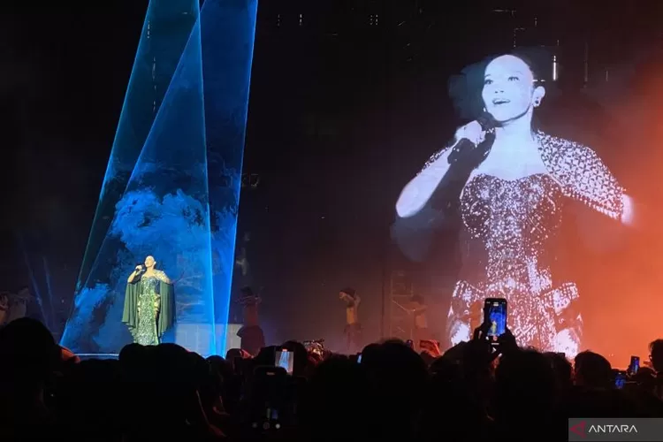 Penyanyi Yura Yunita tampil mengenakan kebaya berwarna hijau emerald dalam konser tunggalnya &ldquo;Bingah&rdquo; di Jakarta, Minggu (2/2/2025).  (ANTARA/Hreeloita Dharma Shanti)