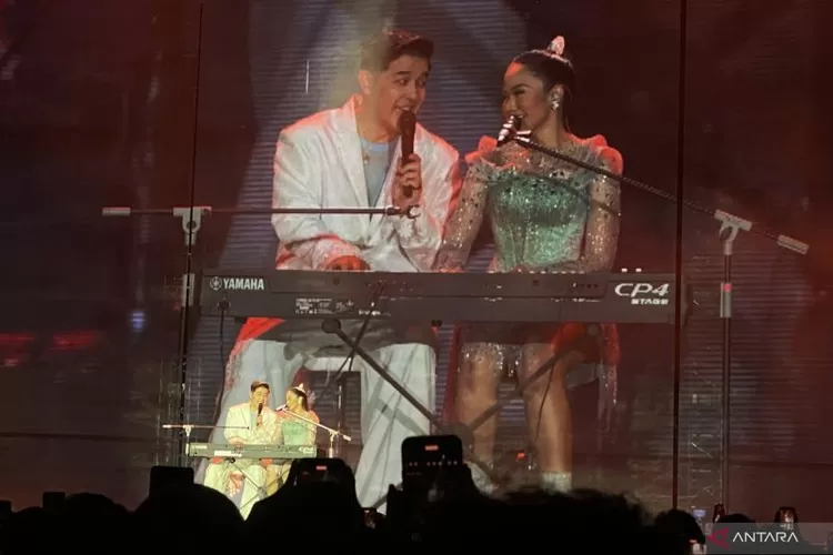 Penyanyi Yura Yunita mengajak suaminy, Donne Maula, berduet membawakan lagu &ldquo;Bercinta Lewat Kata&rdquo; dalam konser &ldquo;Bingah&rdquo; yang diselenggarakan di Istora Senayan, Jakarta, Minggu (2/2/2025).  (ANTARA/Hreeloita Dharma Shanti)
