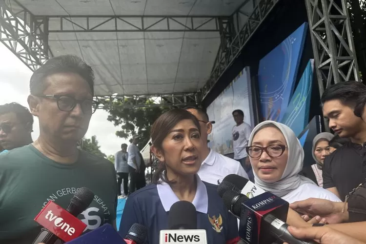 Menteri Komunikasi dan Digital Meutya Hafid (tengah) melakukan wawancara dengan awak media di Jakarta, Minggu (2/1/2025).  (ANTARA/Pamela Sakina)