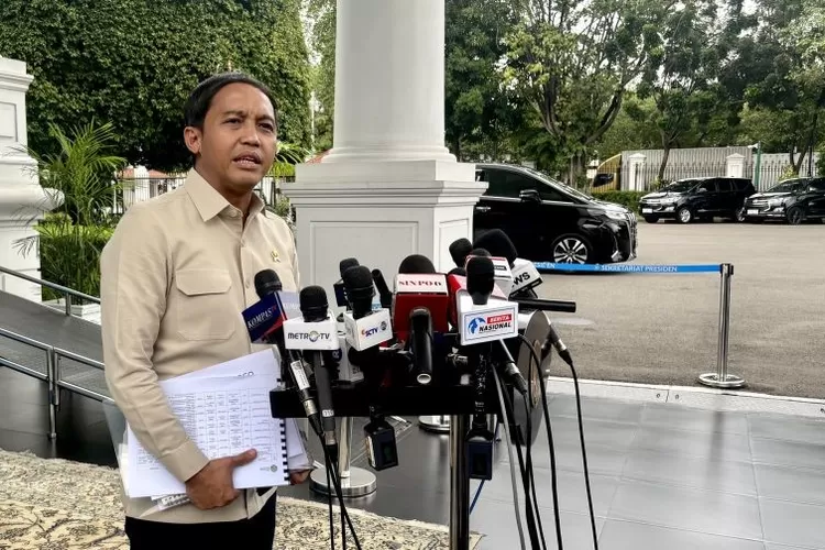 Menteri Kehutanan Raja Juli Antoni menyampaikan poin-poin pertemuannya dengan Presiden Prabowo Subianto saat jumpa pers di Kompleks Istana Kepresidenan, Jakarta, Senin (3/2/2025).  (ANTARA/Genta Tenri Mawangi)