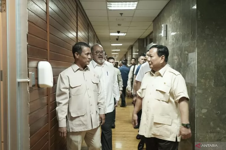 Presiden Prabowo Subianto didampingi Menteri Pertanian Andi Amran Sulaiman di Komplek Kementerian Pertanian, Jakarta Selatan, Senin (3/2/2025).  (ANTARA/HO-Biro Humas dan Informasi Kementerian Pertanian)