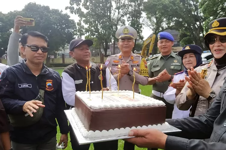 Kapolres Salatiga, AKBP Aryuni Novitasari memberi roti tart kepada Wartawan di Lapangan Polres Salatiga sebagai ucapan HPN ke-79. ( Edy Susanto HM)