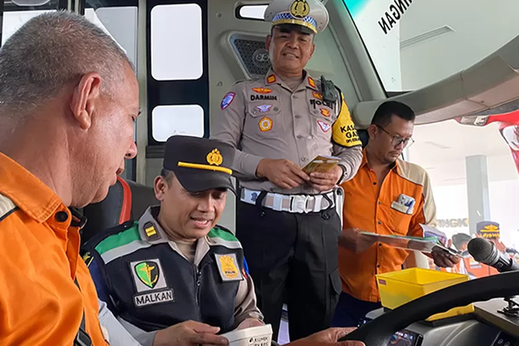 Ramp chek di Terminal Tingkir Salatiga.  (Dok Kasi Humas Polres Salatiga )
