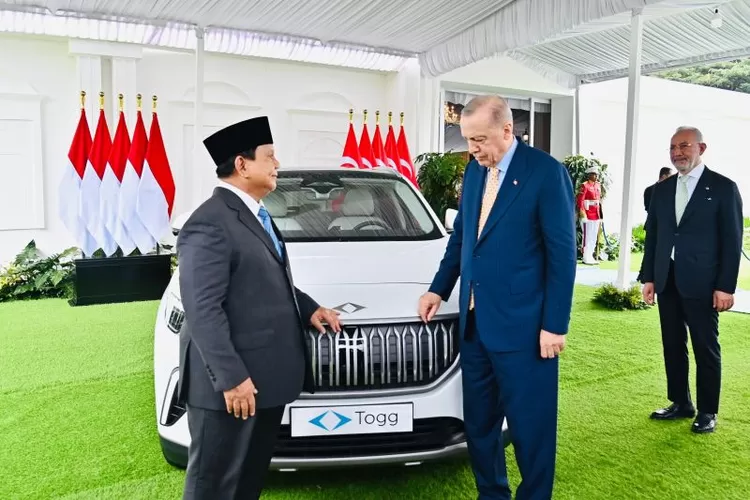 Presiden Turki Recep Tayyip Erdogan menyerahkan satu unit mobil listrik Togg T10X kepada Presiden Prabowo Subianto dalam kunjungan kenegaraannya ke Istana Kepresidenan Bogor, Jawa Barat, Rabu (12/2/2025).  (ANTARA/HO-Biro Pers Sekretariat Presiden)