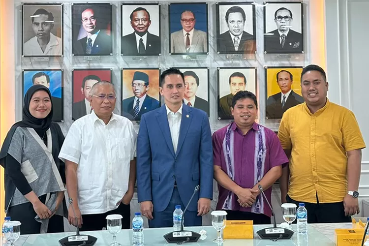 Anggota Komisi VI DPR RI Fraksi Partai Golkar, Firnando Ganinduto, saat menerima audiensi Jaringan Pemred Promedia (JPP) pada Rabu, 12 Februari 2025. Ketua Umum JPP Sunardi Panjaitan (kedua dari kanan) mewakili media-media di JPP turut hadir dalam audiensi ini. (Dok Promedia)