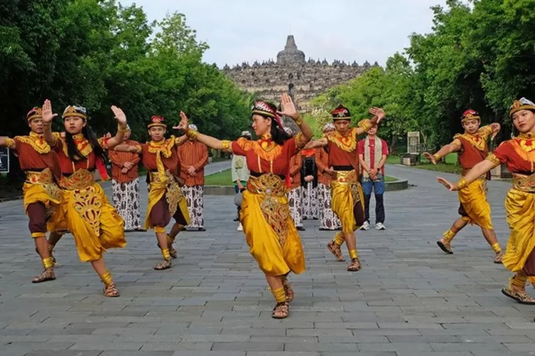 Tari Soreng menyambut pengunjung pertama 2024 di kawasan Taman Wisata Candi (TWC) Borobudur, Magelang. (MERAPI-ANTARA/Anis Efizudin)