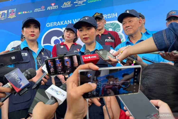 Wakil Menteri Pariwisata (Wamenpar) Ni Luh Puspa (tengah) saat ditemui di Kawasan Kota Tua Jakarta, pada Minggu (16/2/2025).  (ANTARA/Sri Dewi Larasati)