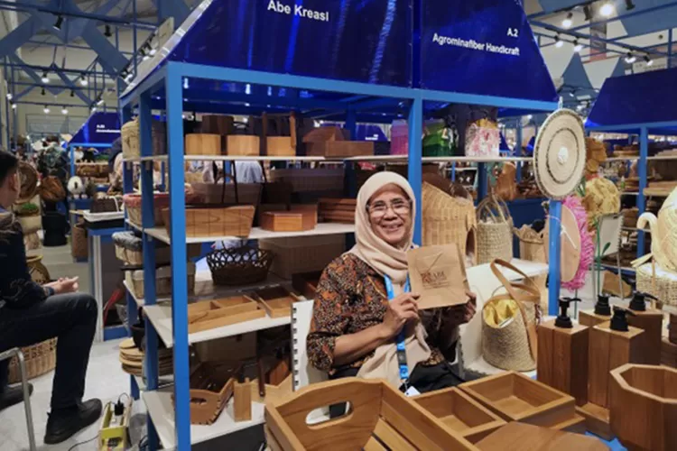Abe Kreasi mengubah bahan sisa menjadi produk kerajinan tangan. ( Dok BRI)