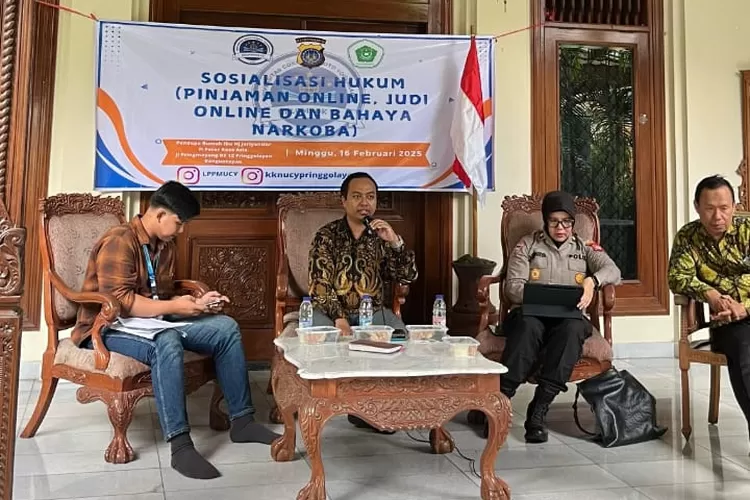 Dekan FH UCY, Dr Eka Priambodo SH MH (dua dari kiri) bersama Kompol Leo Nisya Sagita SIK (dua dari kanan) saat menjadi narasumber sosialisasi hukum terkait pinjaman online, judi online dan bahaya narkoba. (Foto: Dok. KKN UCY)