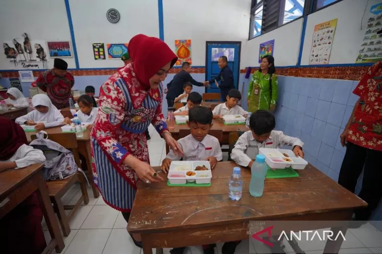 Uji coba pelaksanaan Makan Bergizi Gratis di Klaten Jawa Tengah, Selasa (18/2/2025).  (ANTARA/Aris Wasita)