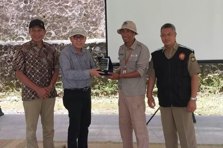 Penyerahan cendera mata dari Ketua MES DIY kepada Ketua Desa Wisata, Hery Susanto, disaksikan oleh Sekdes Ngargosari dan Budiharto Setiawan Ketua Departemen Pariwisata Halal dan Ekonomi Kreatif.  (Foto: Dok. Istimewa)