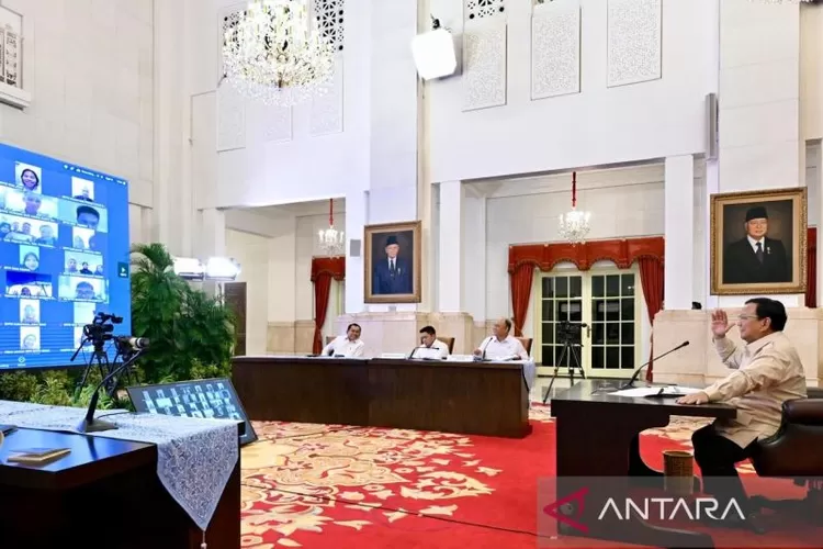 Presiden Prabowo Subianto (kanan) mengecek kondisi sejumlah sarjana penggerak pembangunan Indonesia (SPPI) melalui sambungan video conference dari ruangan kerjanya di Kompleks Istana Kepresidenan, Jakarta, Selasa (18/2/2025).  (ANTARA/HO-BPMI Sekretariat Presiden)