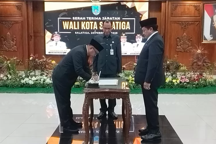 Sertijab Pj Walikota Salatiga, Yasip Khasani kepada Walikota Salatiga, Robby Hernawan.  (Foto: Edy Susanto HM)