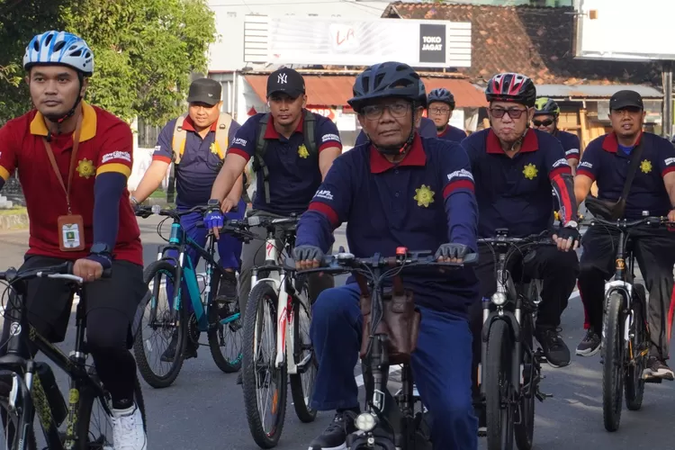 250 peserta memeriahkan Gowes Budaya yang diselenggarakan UWM dan APTISI V di Kampus Terpadu UWM, Banyuraden, Gamping, Sleman, Sabtu (22/2/2025).  (Foto: Dok. Istimewa)