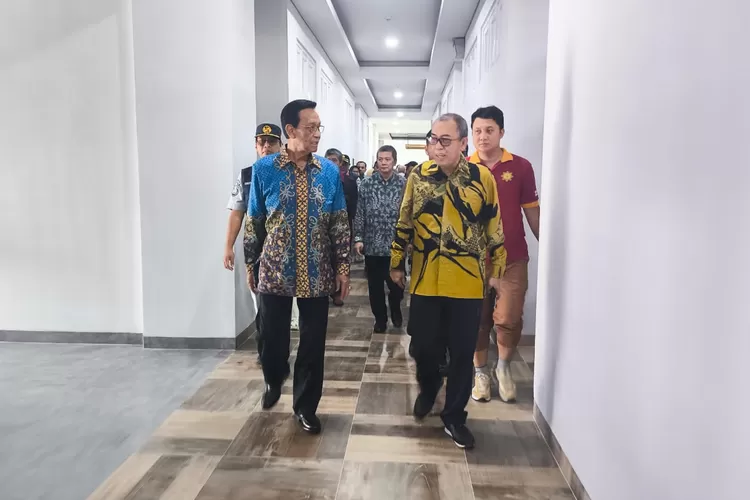 Gubernur DIY Sri Sultan Hamengku Buwono X bersama Rektor UWM Prof Edy Suandi Hamid berjalan bersama sebelum peresmian gedung Kampus Universitas Widya di Banyuraden, Gamping, Sleman, Sabtu (22/2/2025).  (Foto: Dok. Istimewa)