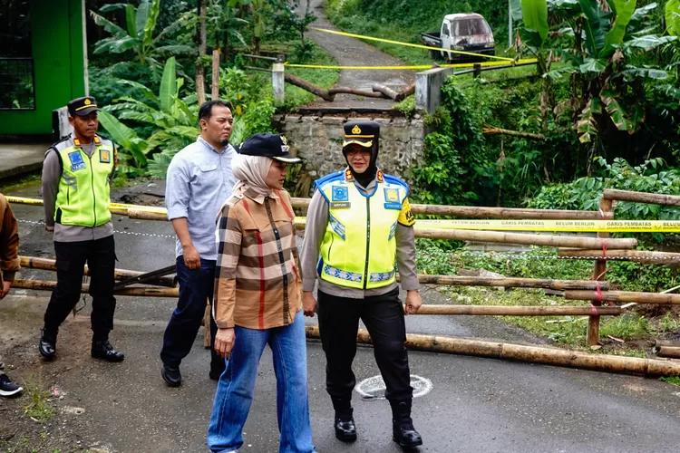 Wakil Walikota Salatiga, Nina Agustin meninjau Jembatan Winong yang ambrol.  (Foto: Dok. Prokompim Salatiga)