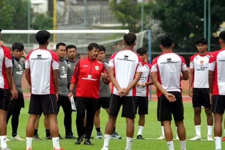Arsip - Pelatih Timnas Indonesia U-20 Indra Sjafri (ketiga kiri) memberikan arahan kepada sepak anak asuhnya pada sesi latihan resmi di Lapangan THOR, Surabaya, Jawa Timur, Rabu (29/1/2025).  (ANTARA FOTO/Umarul Faruq)