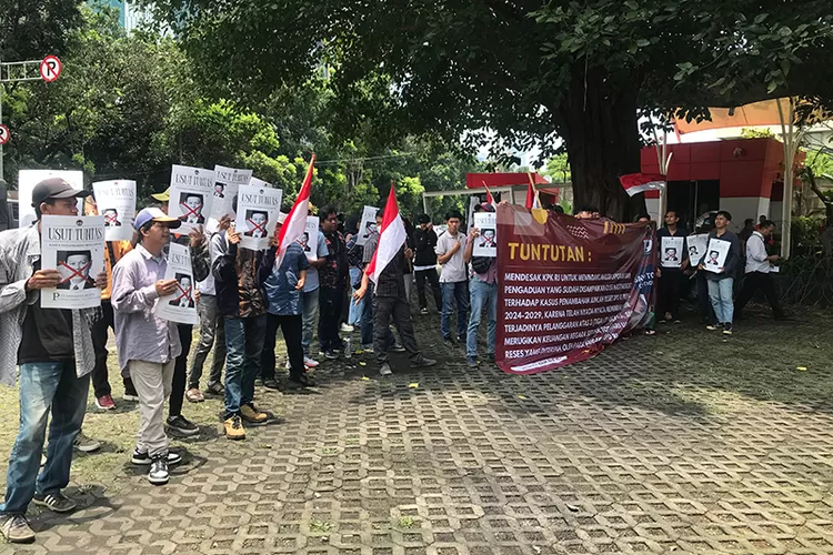 Aliansi BEM NKRI menggelar orasi di depan Gedung KPK, Senin (24/2/25).  (Foto: Dok. Istimewa)