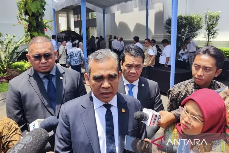 Sekretaris Jenderal DPP Partai Gerindra Ahmad Muzani menjawab pertanyaan wartawan saat dia ditemui di Kompleks Istana Kepresidenan, Jakarta, Senin (24/2/2025).  (ANTARA/Mentari Dwi Gayati)