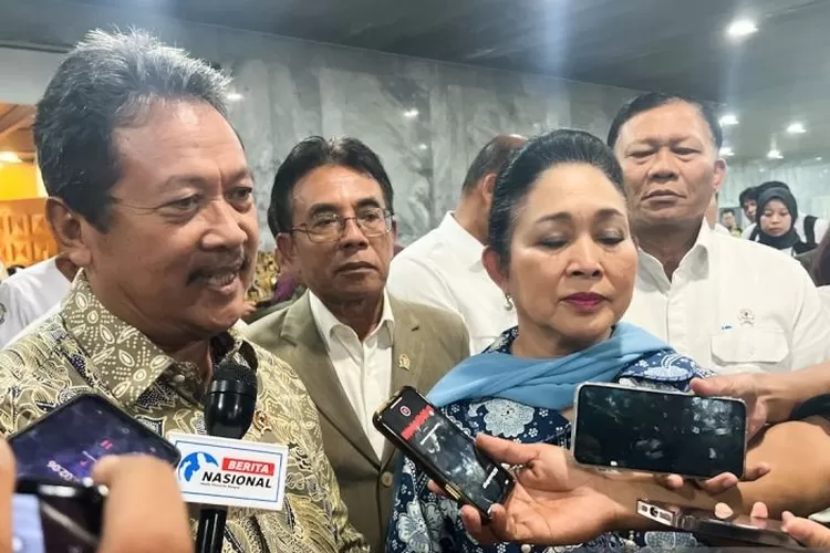 Menteri Kelautan dan Perikanan Sakti Wahyu Trenggono (kiri), Ketua Komisi IV DPR RI Siti Hediati Hariyadi atau yang akrab disapa Titiek Soeharto (kanan) menjawab pertanyaan awak media di Jakarta, Kamis (27/2/2025).  (ANTARA/Harianto )