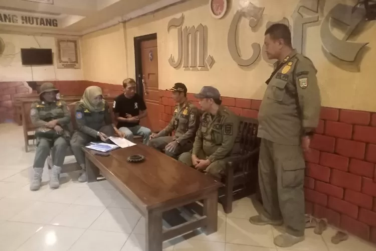 Petugas Satuan Polisi Pamong Praja Kab Rembang saat melakukan sosialisasi di sejumlah Cafe/karaoke terkait penutupan usaha sementara menyambut ramadan tahun ini. (Foto Agus utomo)