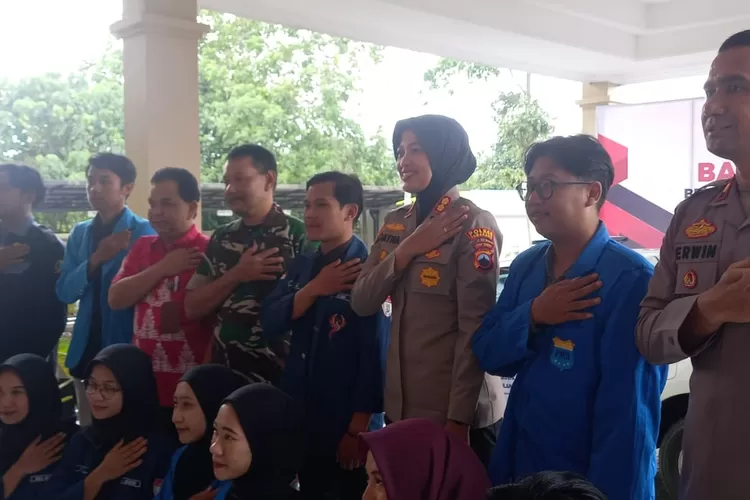 Kapolres Semarang saat membagikan sembako kepada warga.  (Foto: Dok. Polres Semarang)