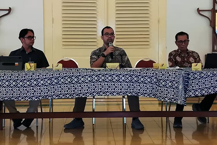 B.P.H Kusumo Bimantoro (tengah) menyampaikan keterangan terkait pelaksanaan peringatan Hadeging Kadipaten Pakualaman ke 213 tahun 2025 kepada awak media di Dalem Kepatihan Pakualaman.  (Teguh Priyono)