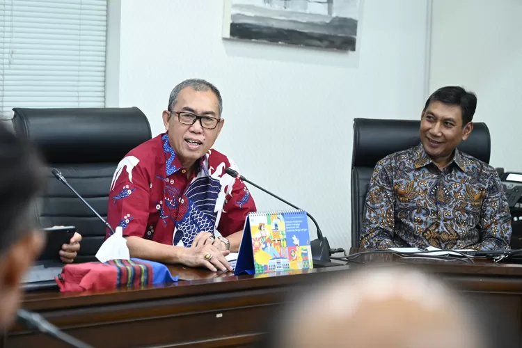Ketua MES DIY Prof. Dr. H. Edy Suandi Hamid (kiri) saat melakukan audiensi bersama Bank Indonesia (BI) Kantor Perwakilan DIY di Yogyakarta pada Senin (24/2/2025).  (Foto: Dok. Istimewa)