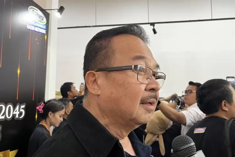 Guru Besar Universitas Indonesia (UI) sekaligus pakar ekonomi Rhenald Kasali saat ditemui di Antara Heritage Center Pasar Baru, Jakarta, Rabu (5/2/2025). ( ANTARA/Arnidhya Nur Zhafira )