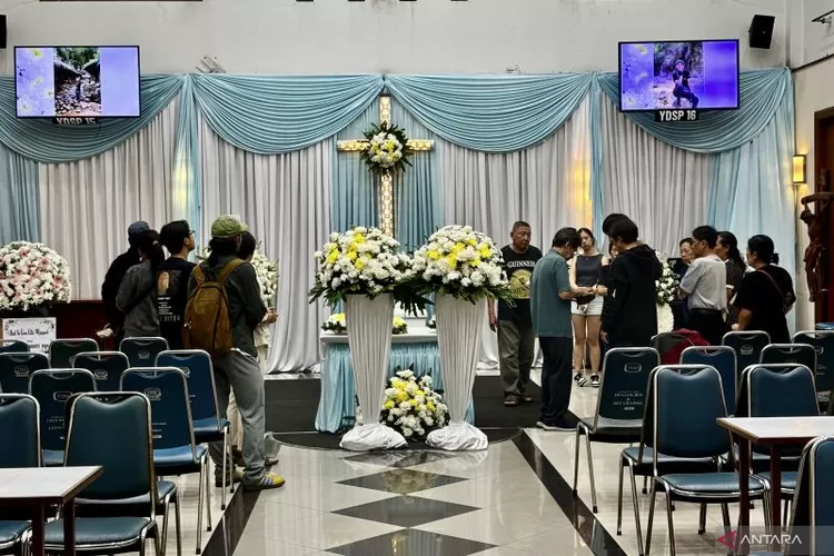 Peti jenazah Lilie Wijayati saat tiba di Rumah Duka Nana Rohana, Kota Bandung, Jawa Barat, Senin (3/3/2025).  (ANTARA/Rubby Jovan)