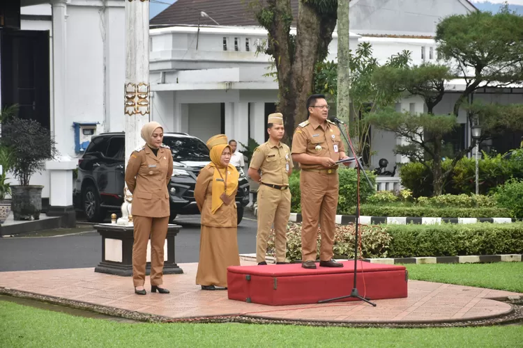 Walikota Salatiga, Robby Hernawan saat memimpin apel di Halaman Pemkot Salatiga.  (Foto: Dok. Prokompim)