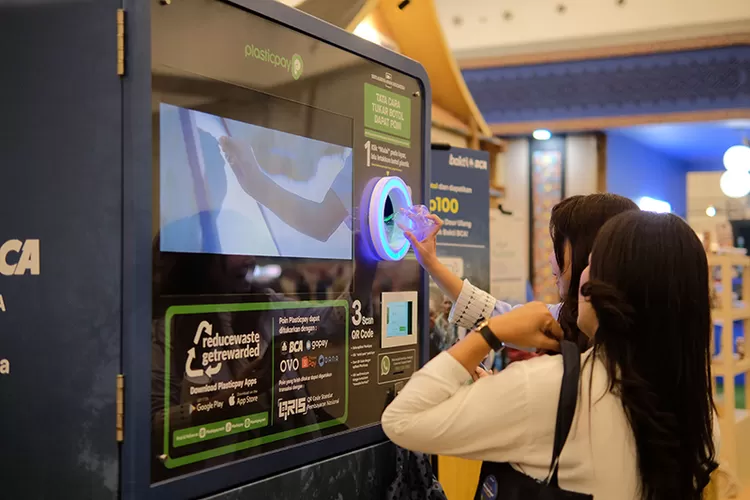 Bakti BCA menyediakan Mesin Daur Ulang (Reverse Vending Machine), hasil kolaborasi dengan Plasticpay, selama perhelatan BCA Expoversary 2025 di ICE BSD, Kabupaten Tangerang. Melalui instalasi ini, pengunjung dapat menukarkan sampah botol plastik menjadi poin, yang dapat dikonversi menjadi rupiah. (Foto: Dok. Istimewa)