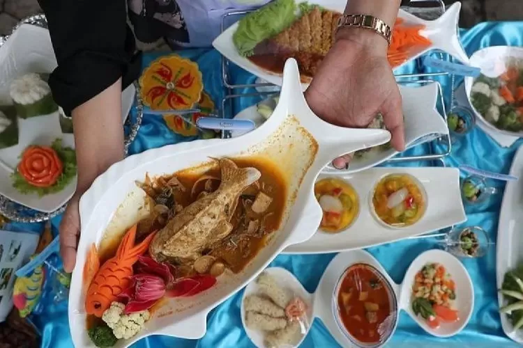 Arsip foto - Peserta menata menu pangan lokal serba ikan saat mengikuti lomba memasak ikan dan pencegahan stunting pada anak balita di Banda Aceh, Aceh, Selasa (3/12/2024). ( ANTARA FOTO/Irwansyah Putra)