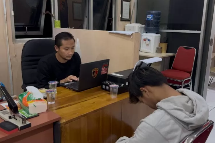 Penjual bahan peledak obat mercon diperiksa di Polres Salatiga.  (Foto: Dok. Polres Salatiga)