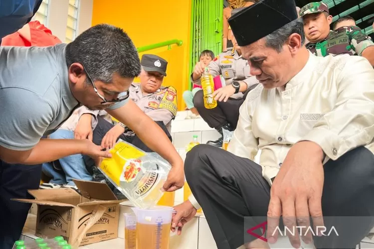 Menteri Pertanian (Mentan) Andi Amran Sulaiman menyaksikan jajarannya melakukan penakaran Minyakita saat melakukan inspeksi mendadak di Pasar Lenteng Agung, Kelurahan Jagakarsa, Kecamatan Jagakarsa, Jakarta Selatan, Sabtu (8/3/2025).  (ANTARA/Harianto)