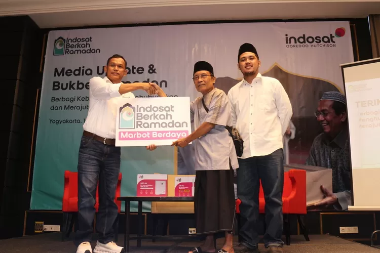 VP Head of Sales South Central Java IM3, Eko Sudaryanto (kiri) bersama Ngatikno, marbot asal Sleman saat penyerahan simbolis Program Marbot Berdaya di Yogyakarta, Senin (10/3).  (Foto: Dok. Istimewa)