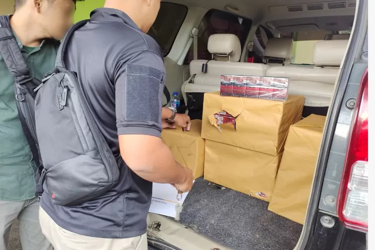 Ilustrasi. Barang bukti rokok ilegal di mobil milik pelaku  (Dok)
