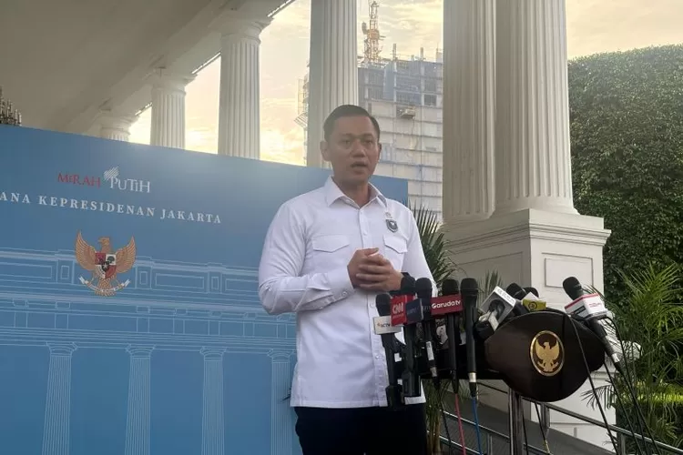 Menteri Koordinator Bidang Infrastruktur dan Pembangunan Kewilayahan Agus Harimurti Yudhoyono (AHY) memberikan keterangan pers di Istana Kepresidenan Jakarta, Rabu (12/3/2025).  (ANTARA/Genta Tenri Mawangi)