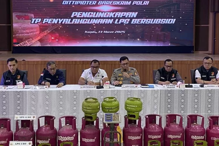 Konferensi pers dugaan penyalahgunaan gas minyak bumi cair (LPG) dengan modus menyuntikkan isi tabung LPG 3 kilogram ke tabung 12 kilogram di Bareskrim Polri, Jakarta, Kamis (13/3/2025).  (ANTARA/Fath Putra Mulya)
