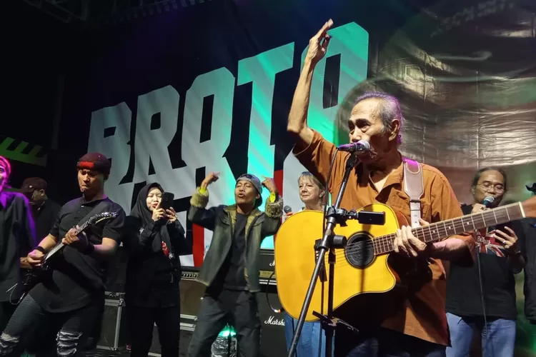 Penampilan Sawung Jabo dan band merayakan HUT ke-65 Tahun Komandan SAR DIY Brotoseno di Kawasan Cagar Kreatif Tanah Air, Kamis (13/3/2025) malam.  (Foto: Dok. Istimewa)