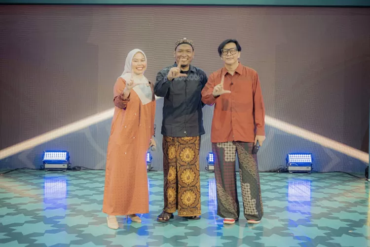 Elzatta berkolaborasi dengan acara CURHADZ: Podcast Armand Maulana Bersama Ustadz Salim A. Fillah &amp; Tika Mulya, menggelar kajian di dalam mall dalam Harmonisasi Warisan Kebaikan di Plaza Ambarrukmo Yogyakarta, Sabtu (15/3/2025).  (Foto: Dok. Istimewa)