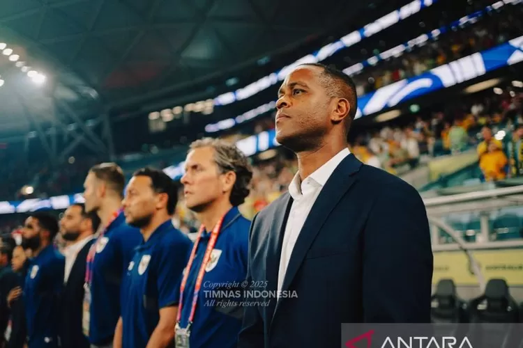 Pelatih timnas Indonesia Patrick Kluivert pada laga melawan timnas Australia dalam laga ketujuh kualifikasi Piala Dunia 2026 Grup C di Stadion Sepak Bola Sydney, Kamis (20/3/2025). Laga ini dimenangkan Australia dengan skor 5-1.  (ANTARA/HO-PSSI)