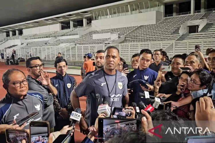 Pelatih timnas Indonesia Patrick Kluivert (tengah) menjawab pertanyaan pewarta sebelum memimpin latihan tim di Stadion Madya, Komplek Stadion Utama Gelora Bung Karno, Jakarta, Minggu (23/3/2025).  (ANTARA/Rauf Adipati)