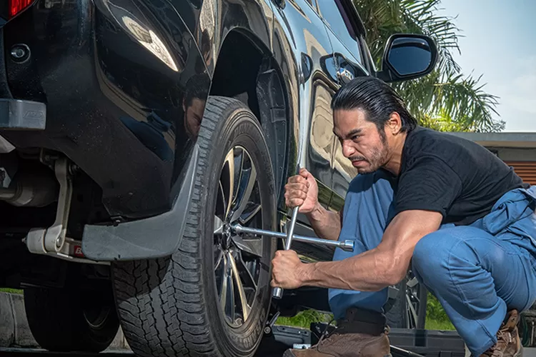 Kunci roda menjadi salah satu peralatan yang harus tersedia saat mudik Lebaran di tengah ancaman cuaca ekstrem. (Dok)