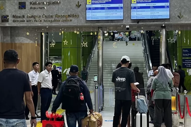  Suasana pemudik yang hendak melakukan boarding pada H-7 Hari Raya Idul Fitri 2025 di Stasiun Gambir, Jakarta, Senin (24/3/2025).  (ANTARA/Arnidhya Nur Zhafira)