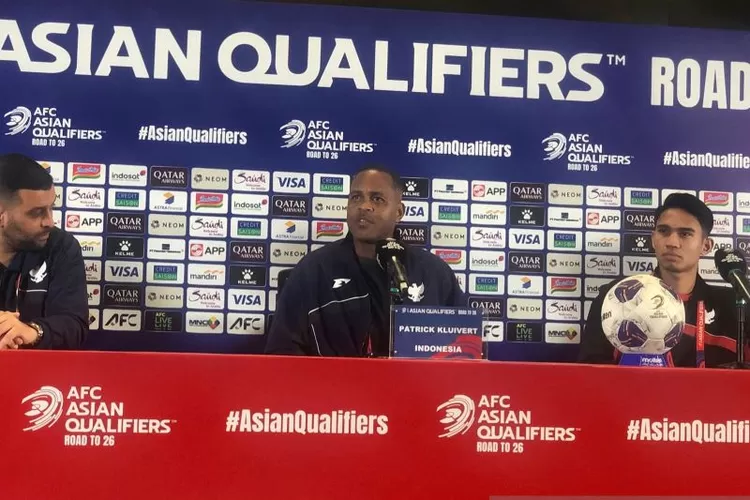 Pelatih Timnas Indonesia Patrick Kluivert (tengah) saat dirinya mengikuti jumpa pers pra-laga melawan Bahrain, di Stadion Utama Gelora Bung Karno (SUGBK), Jakarta, Senin (24/3/2025). Pertandingan ini akan dimainkan di SUGBK pada Selasa (25/3/2025) besok, pukul 20.45 WIB.  (ANTARA/Zaro Ezza Syachniar)