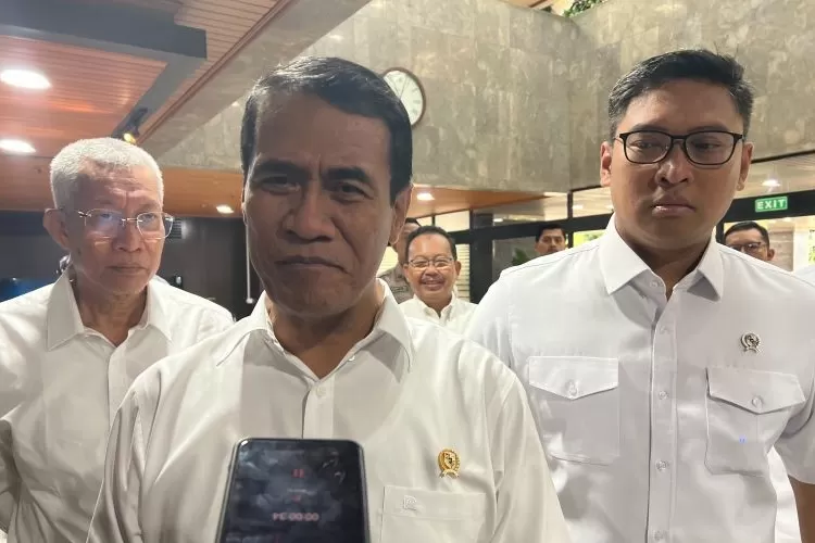 Menteri Pertanian Andi Amran Sulaiman (tengah), Wakil Menteri Pertanian Sudaryono (kanan) menjawab pertanyaan awak media di Jakarta, Rabu (26/3/2025).  (ANTARA/Harianto)