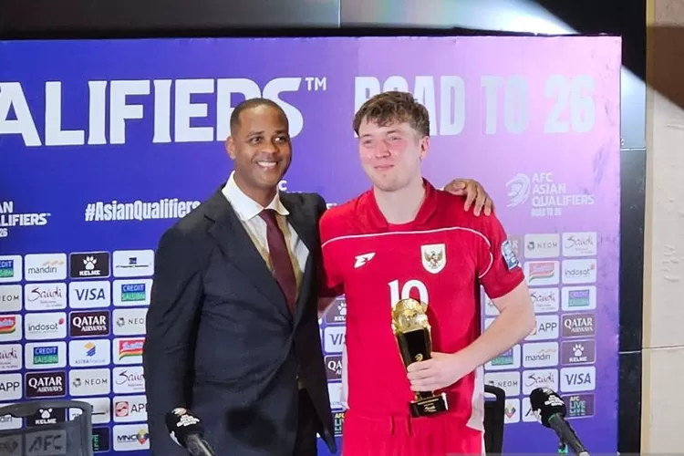 Pelatih timnas Indonesia Patrick Kluivert dan penyerang timnas Indonesia Ole Romeny (kanan) berfoto bersama setelah jumpa pers usai pertandingan kualifikasi Piala Dunia 2026 zona Asia melawan Bahrain di Stadion Utama Gelora Bung Karno, Jakarta, Selasa (25/3/2025).  (ANTARA/RAUF ADIPATI)